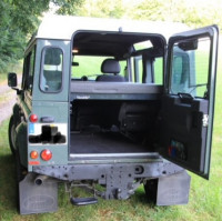 Vanable_im_Land_Rover_Defender_2.jpg